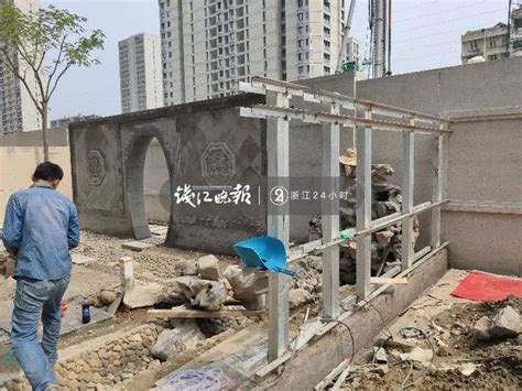 刚交付的小区公共绿地，突然建起“私家花园”！杭州 澎湃号·媒体 澎湃新闻 The Paper