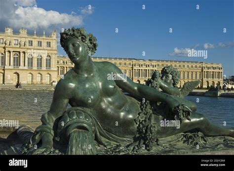 Statua Di Luigi Xvi Al Palazzo Di Versailles Immagini E Fotografie