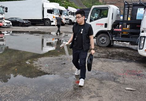 青衣停車場兩油缸車遭扑窗淋油 警查天眼緝兇 星島日報