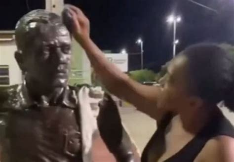 Suposta prima limpa estátua de Daniel Alves vandalizada na Bahia