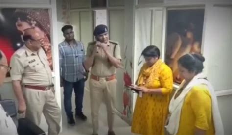 फैमिली सेलून में चल रहा था सेक्स रैकेट पुलिस ने किया खुलासा