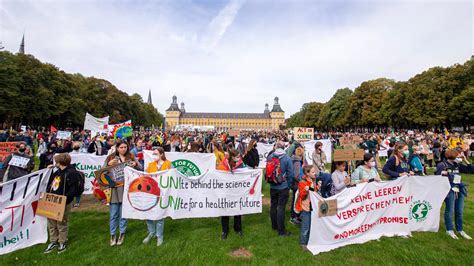 Aktion Klimastreik Fridays For Future Fordert Milliarden Euro