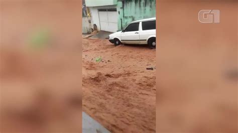 Muro Cede E Cai Em Cima De Carro Durante Chuva Em Cordeiro No RJ