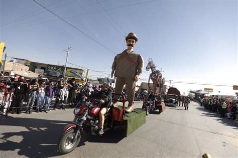 Disfrutan Juarenses De Marionetas Gigantes Durante Desfile