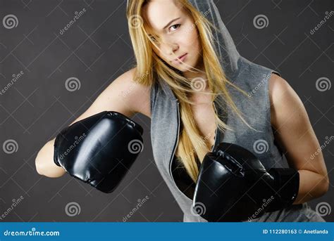 Ejercicio De La Muchacha Del Boxeador Con Los Guantes De Boxeo Imagen