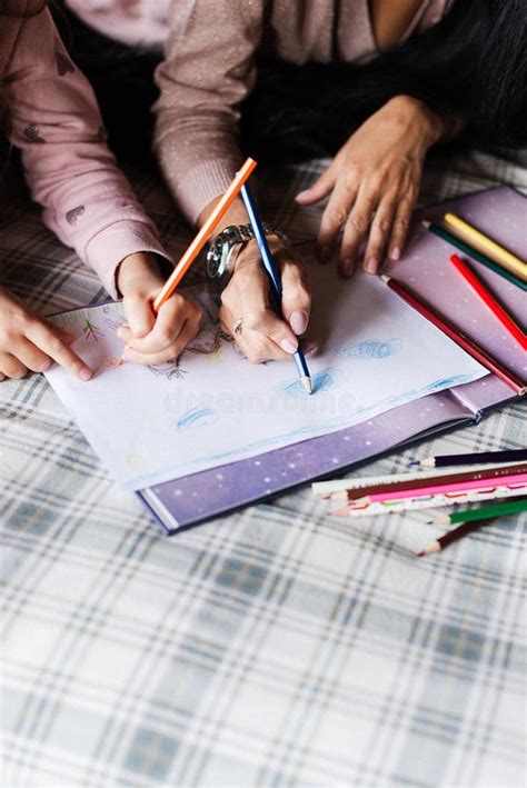 Mamá Enseña a Su Hija a Dibujar Con Lápices De Colores En Una Hoja