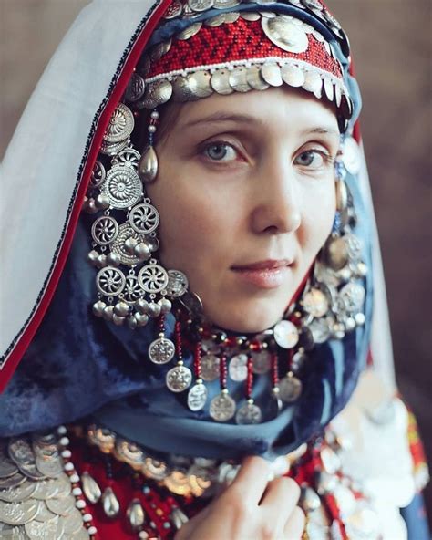 Traditional Clothing Around The World Traditional Outfits Uzbek