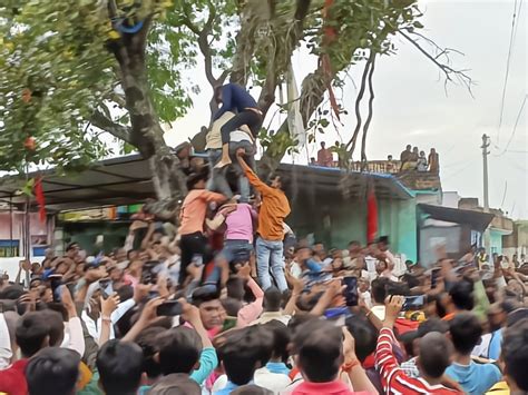 Crowds Gathered To See A Group Of Youth Hung The Pot At A Height Of 20 Feet देखने के लिए