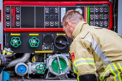 Brandweer Blust Brand Op Plezierboot Buitenwatersloot In Delft