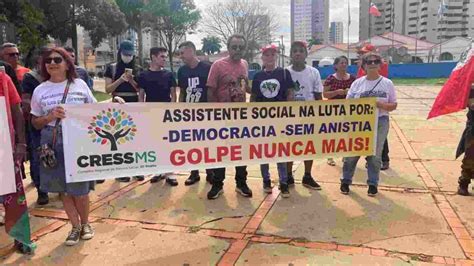 Em Favor Da Democracia Manifestantes Se Reúnem Na Praça Do Rádio Em