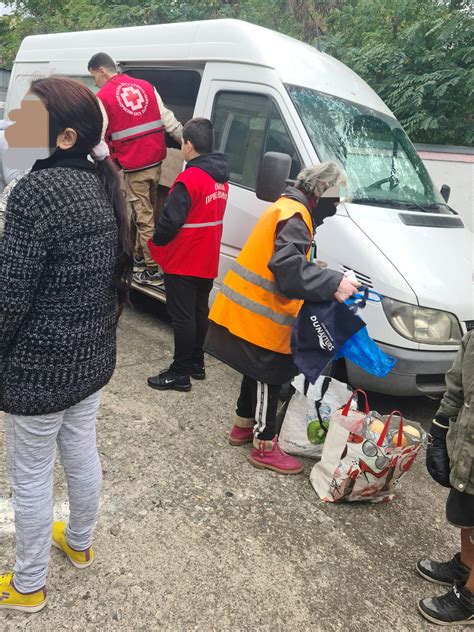 Crveni Krst Para In Korisnicima Narodne Kuhinje Danas Deli Dodatne