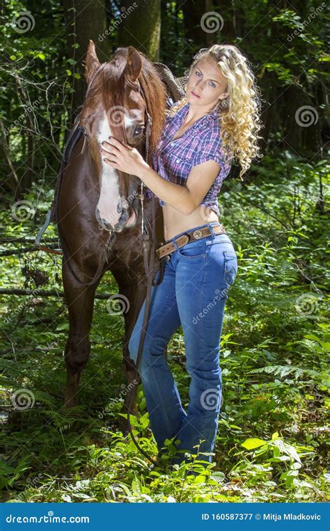 Sexy Cowgirl Met Haar Hengst Stock Afbeelding Image Of Groen Cowgirl