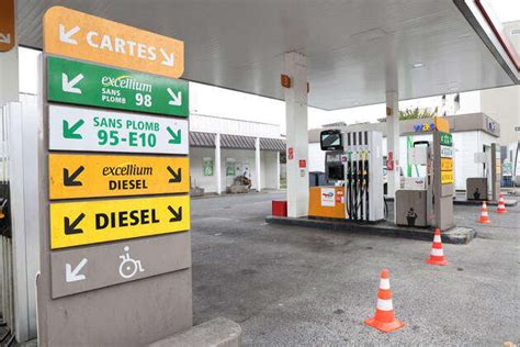 P Nurie De Carburant Dans Une Station Essence Totalenergies Dans Le