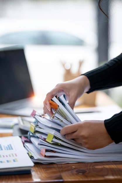 Documentos De Negocios Concepto Mujer Manos Trabajando En Archivos De