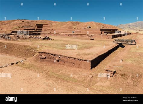 Templo Y Pirámide De Akapana En Tiwanaku Tiahuanaco Cerca De La Paz