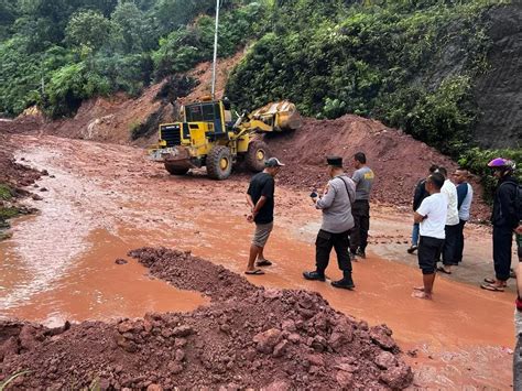 Longsor Kembali Di Jalan Lintas Riau Sumbar Arus Lalu Lintas Mengalami