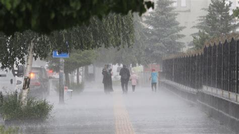 Meteoroloji den İstanbul Ankara ve İzmir dahil 29 il için sarı kodlu uyarı