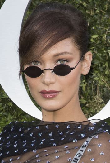 Bella Hadid Y Sus Gafas De Sol Mini