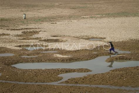 Waduk Mengering Antara Foto