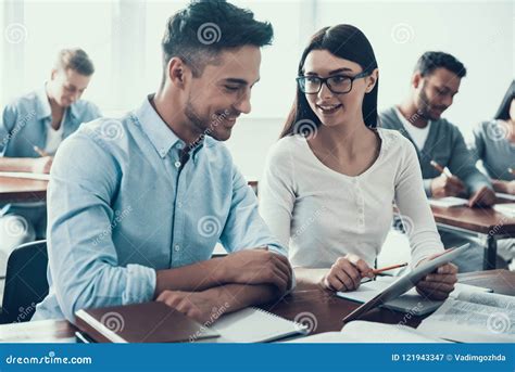 Les Jeunes étudiant Dans La Salle De Classe à Luniversité Image Stock