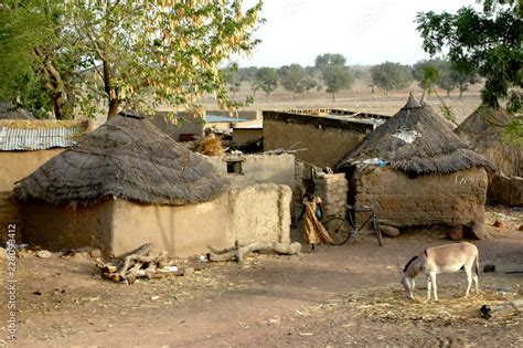 Village Traditionnel Maison En Terre Et Toit De Paille Ou D Herbes