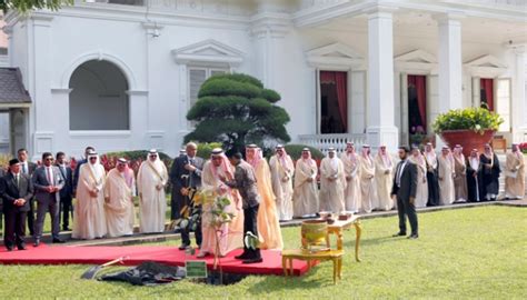 Photos King Salman And Jokowi Plant Ulin Tree At Merdeka Palace Foto