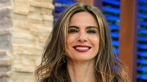 Luciana Gimenez exibe perna após acidente