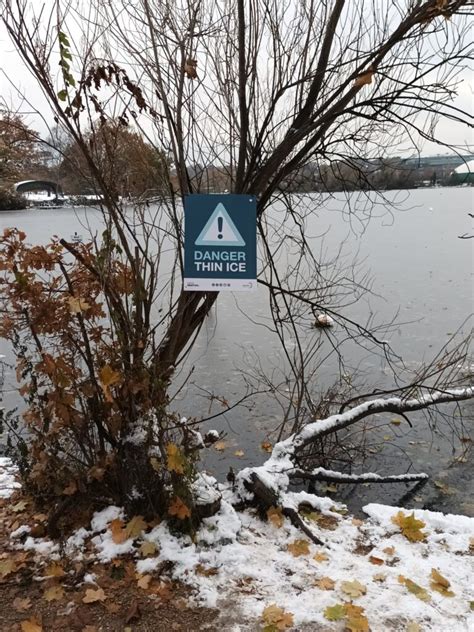 Thin Ice Warning | Wimbledon Park Lake December 2022 | Friends of Wimbledon Park