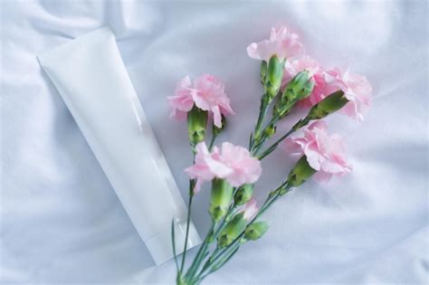 Premium Photo | White cream and pink flowers