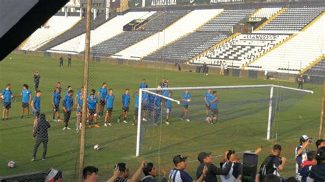 Alianza Lima Hinchas Realizan Banderazo En Matute Previo Al Clásico Rpp Noticias