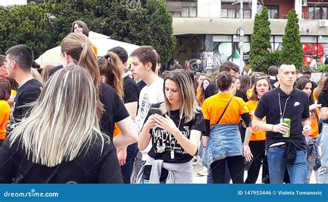 Dan A Comemorando Tradicionalmente A Extremidade Da Escola Alta