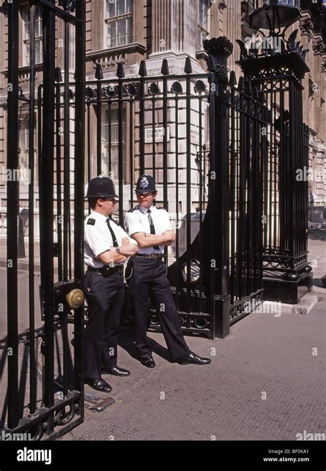 Police Guarding The Gates At 10 Downing Street Hi Res Stock Photography