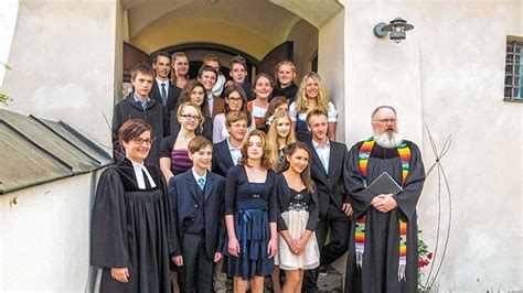 24 Junge Christen Feierten Ihre Konfirmation