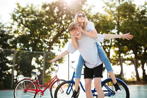 Retrato De Jovem Casal Se Divertindo Juntos No Parque Bicicletas No