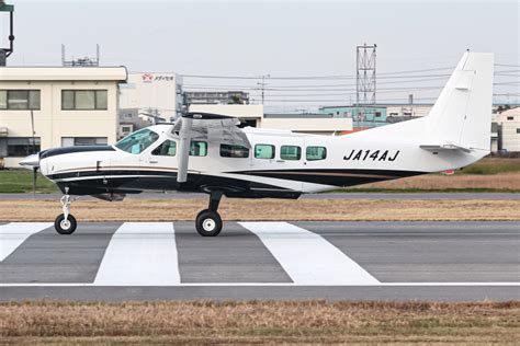 アジア航測 Cessna 208 JA14AJ 八尾空港 航空フォト by A Tさん 撮影2022年12月03日