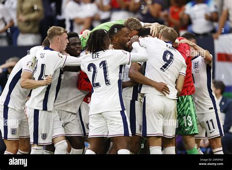 GELSENKIRCHEN L R Cole Palmer Von England Bukayo Saka Von England