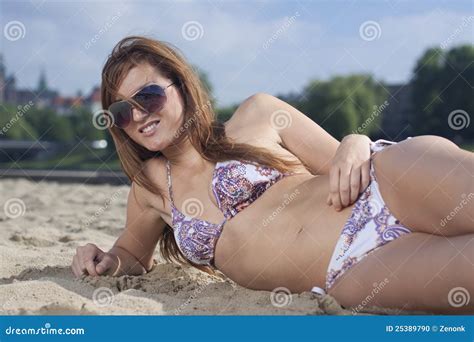 Giovane Donna Bionda Sorridente In Bikini Fotografia Stock Immagine