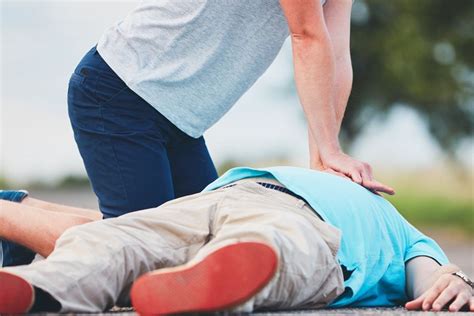 How To Give Cpr सीपीआर से आप भी बचा सकते हैं किसी की जान ये है देने का सही तरीका You Can