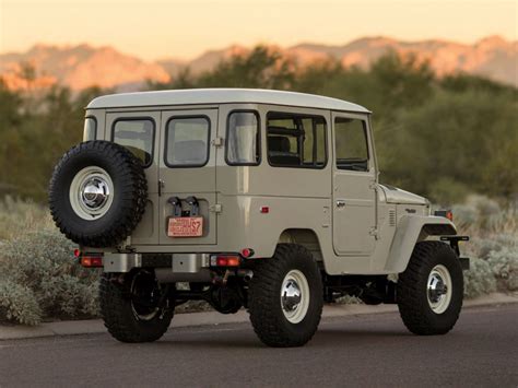 15 Perfectly Rugged Photos Of A 1976 Toyota FJ40 Land Cruiser Toyota