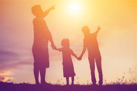 Silueta De Una Familia Feliz Y De Una Puesta Del Sol Feliz Del Tiempo