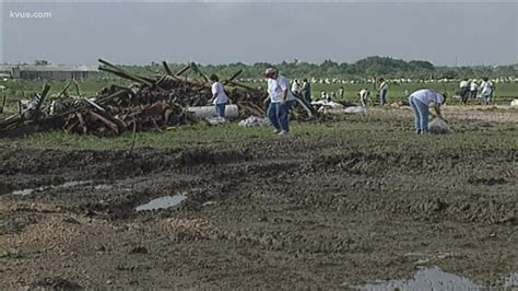 1997 Jarrell tornado: Volunteers arrived in droves to clear debris ...