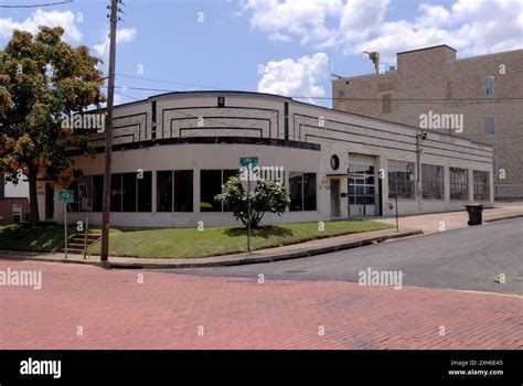 Abandoned Art Deco Building In Tyler Tx Usa Stock Photo Alamy