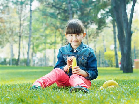 Écolière Manger Une Banane Dans La Rue Les Enfants Alpha De Génération