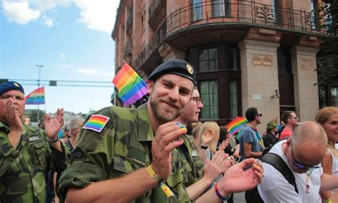 L Esercito Svedese Partecipa Al Pride I Fan Di Vannacci Li Insultano