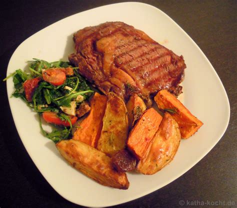 Bison Steak mit bunten Kartoffelspalten und würzigem Salat Katha kocht