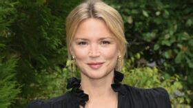 Virginie Efira Nue Sous Un Manteau Poils On Voit Quasi Tout Oh La