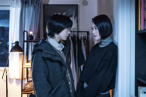 『恋のいばら』 松本穂香、玉城ティナのw主演でいびつな三角関係を描いた“恋人同士では絶対に観てはいけない映画”。 Liverary