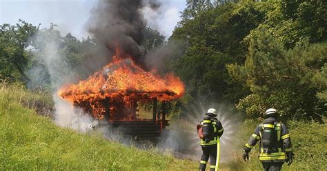 Holzpavillon Steht In Flammen Feuer Droht Auf Wiese Berzugreifen