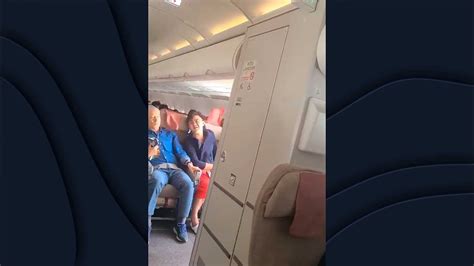 Un Pasajero De Un Avi N Abre Una Puerta De Emergencia En Pleno Vuelo Y