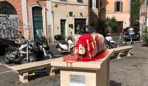 Vandalismo A Roma Dopo Le Polemiche Imbrattata Di Rosso La Statua